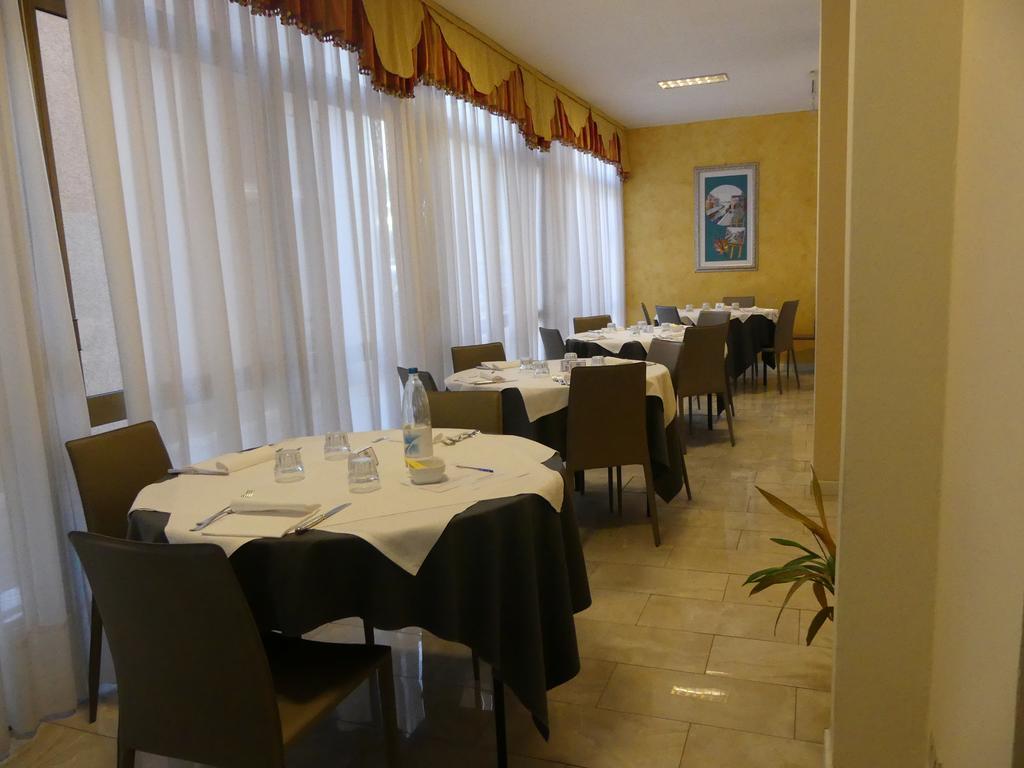 Hotel Madison Lido di Jesolo Buitenkant foto